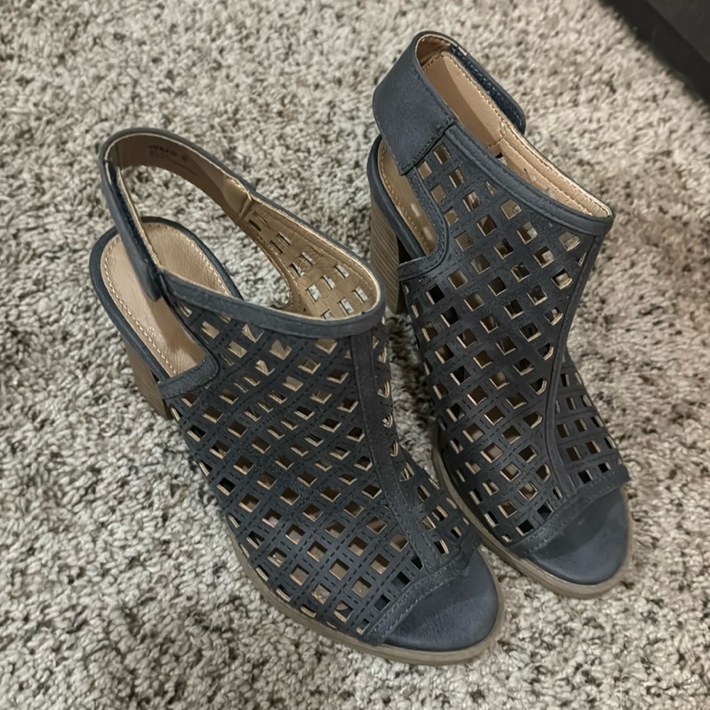 Report size 6 womens peep toe laser cut heels